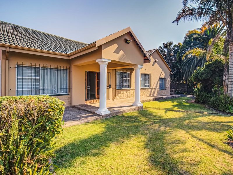 Prestigious Family Living Awaits   - Photo 1
