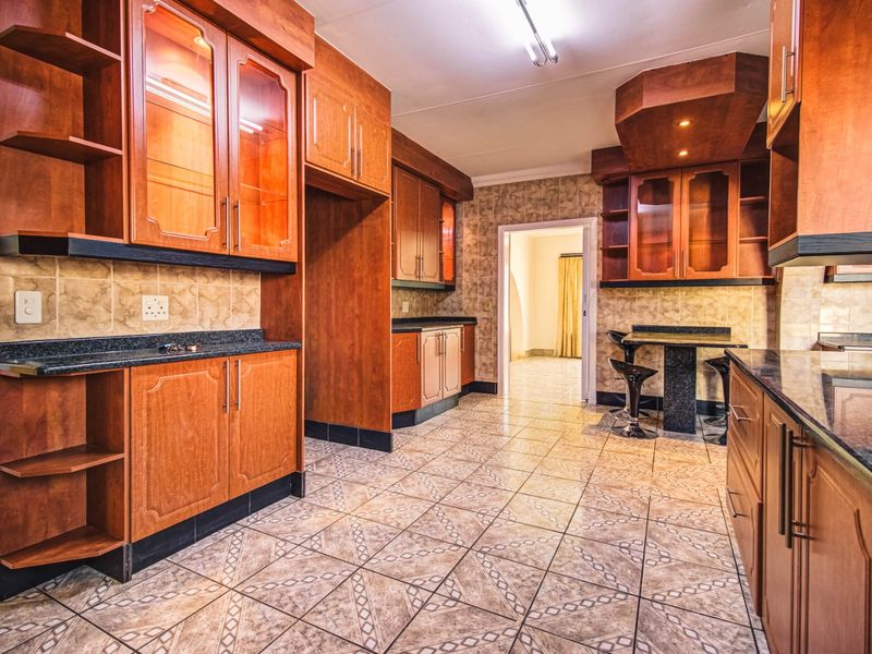 Prestigious Family Living Awaits   - Photo 3