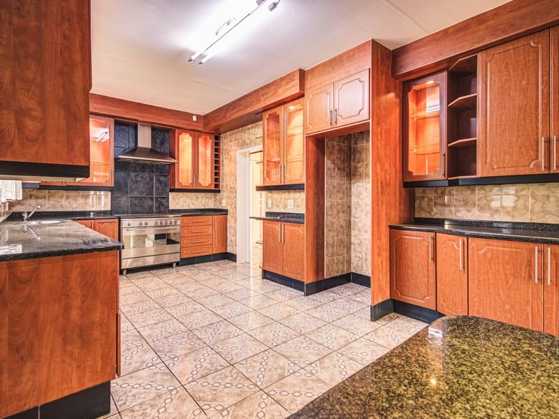 Prestigious Family Living Awaits   - Photo 4