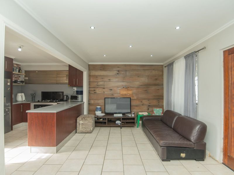 Charming 2 Bedroom Home in Salsoneville - Photo 3