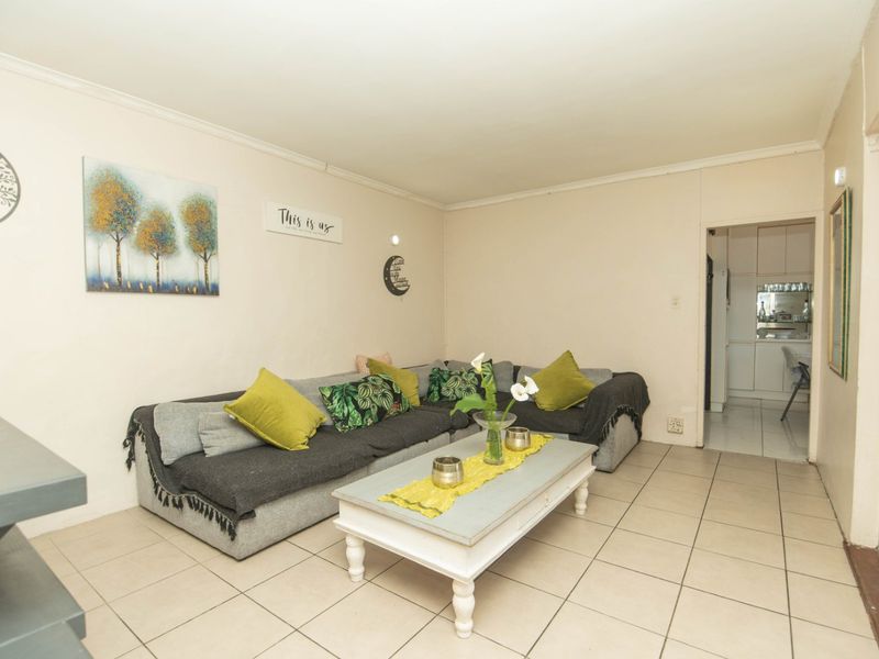 3 Bedroom Rowallan Park Beauty with Pool and Flatlet - Photo 4