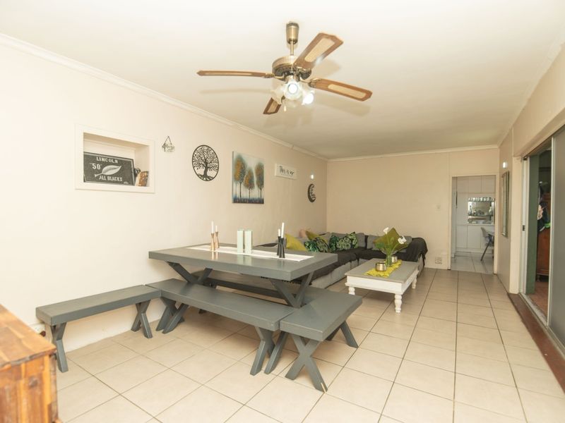 3 Bedroom Rowallan Park Beauty with Pool and Flatlet - Photo 2