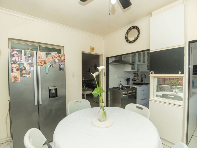 3 Bedroom Rowallan Park Beauty with Pool and Flatlet - Photo 10