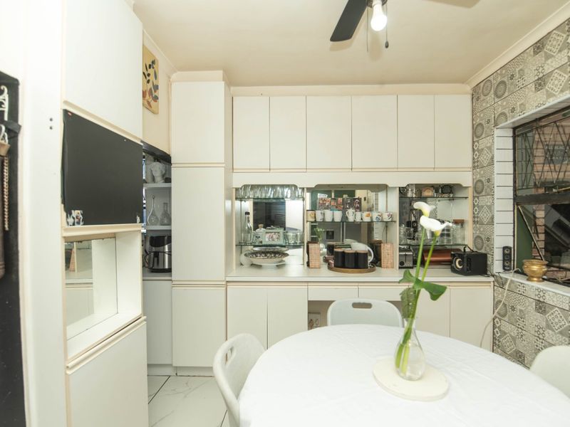 3 Bedroom Rowallan Park Beauty with Pool and Flatlet - Photo 9