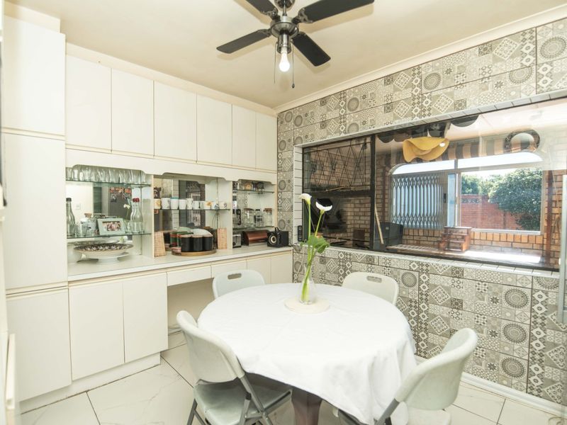 3 Bedroom Rowallan Park Beauty with Pool and Flatlet - Photo 8