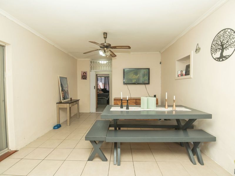 3 Bedroom Rowallan Park Beauty with Pool and Flatlet - Photo 7