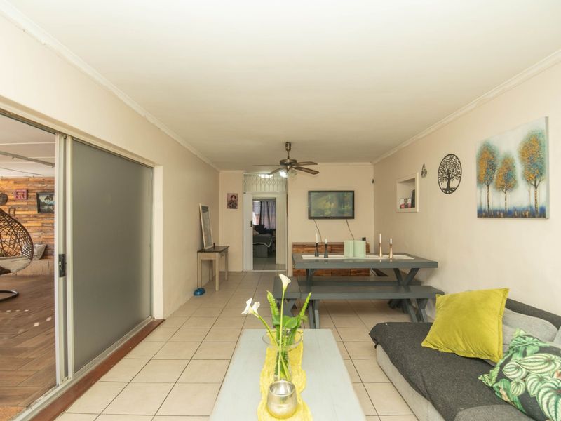 3 Bedroom Rowallan Park Beauty with Pool and Flatlet - Photo 6