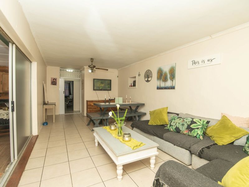 3 Bedroom Rowallan Park Beauty with Pool and Flatlet - Photo 5