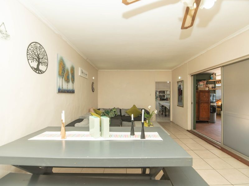 3 Bedroom Rowallan Park Beauty with Pool and Flatlet - Photo 3
