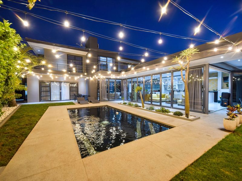 Extraordinary Masterpiece with 4 garages in Lombardy Estate (Pretoria East) - Photo 2