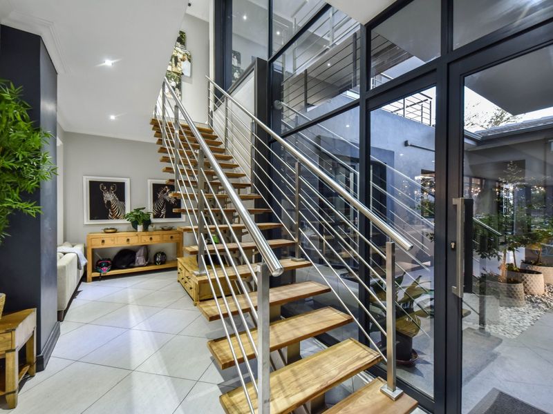 Extraordinary Masterpiece with 4 garages in Lombardy Estate (Pretoria East) - Photo 10