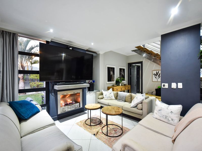 Extraordinary Masterpiece with 4 garages in Lombardy Estate (Pretoria East) - Photo 9