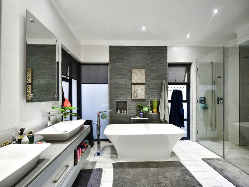 Extraordinary Masterpiece with 4 garages in Lombardy Estate (Pretoria East) - Photo 7