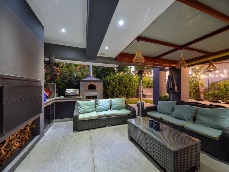 Extraordinary Masterpiece with 4 garages in Lombardy Estate (Pretoria East) - Photo 8