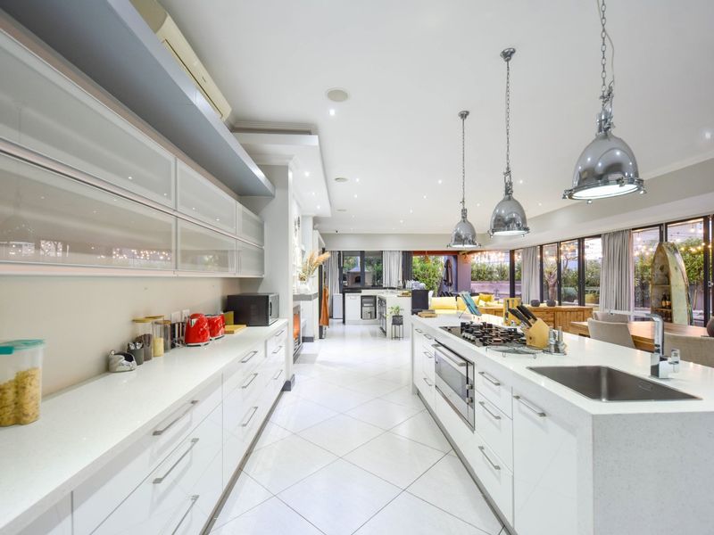 Extraordinary Masterpiece with 4 garages in Lombardy Estate (Pretoria East) - Photo 5