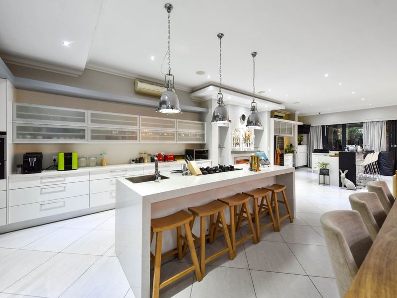 Extraordinary Masterpiece with 4 garages in Lombardy Estate (Pretoria East) - Photo 4