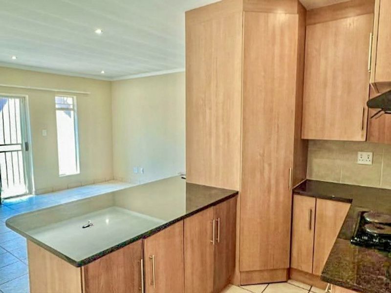 Townhouse for Sale in Thatchfield - Photo 2