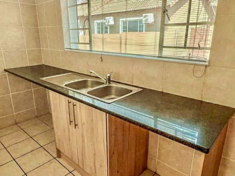 Townhouse for Sale in Thatchfield - Photo 5