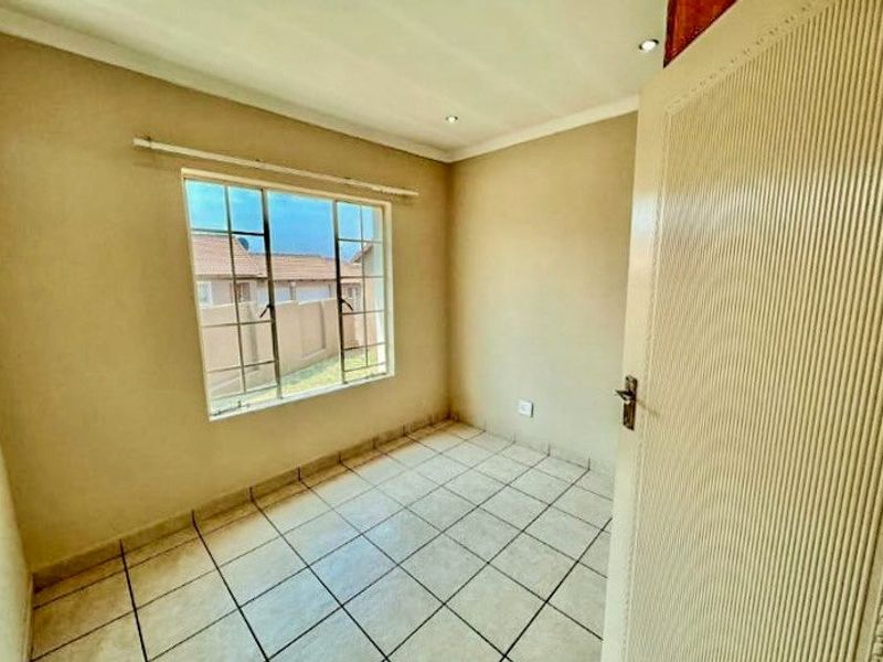 Townhouse for Sale in Thatchfield - Photo 7