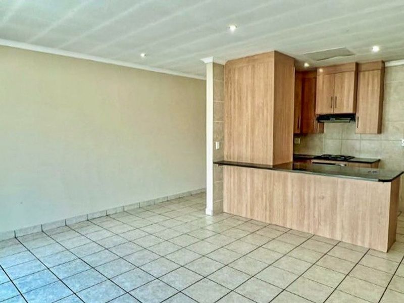 Townhouse for Sale in Thatchfield - Photo 6