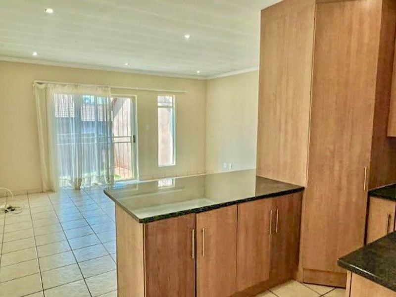 Townhouse for Sale in Thatchfield - Photo 3