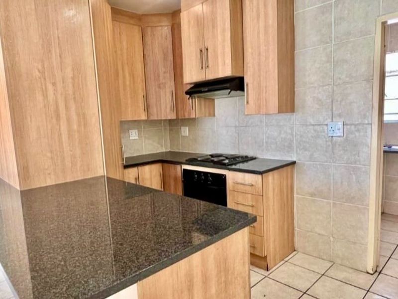 Townhouse for Sale in Thatchfield - Photo 4