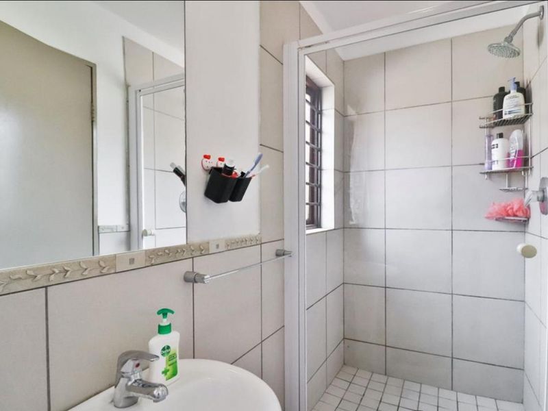 Bright 2-Bedroom Flat in Vorna Valley - Photo 10