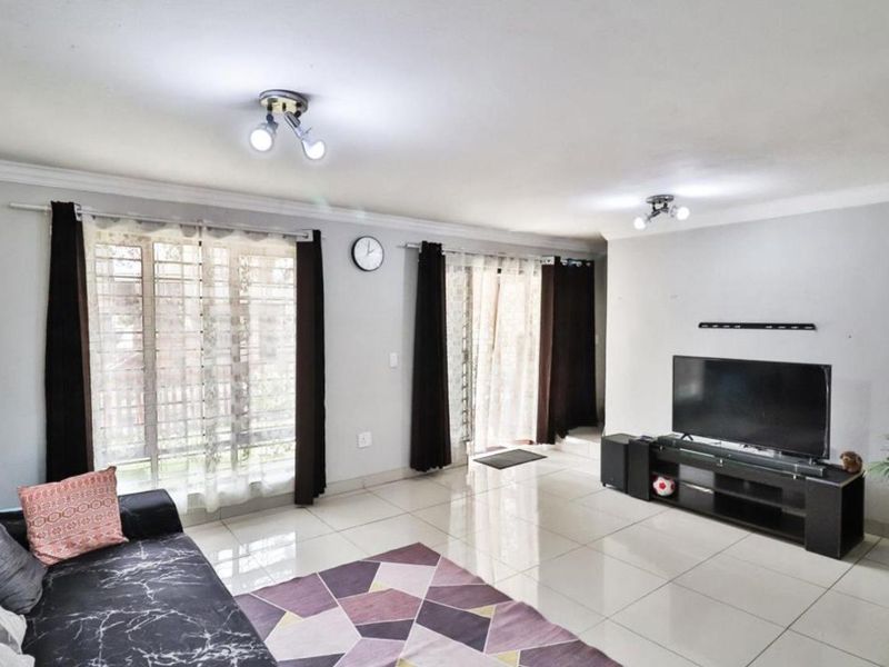 Bright 2-Bedroom Flat in Vorna Valley - Photo 5