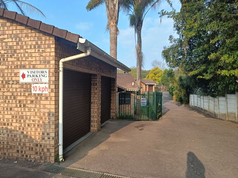 Spacious 3 bedroomed simplex for sale in Scottsville!  - Photo 2