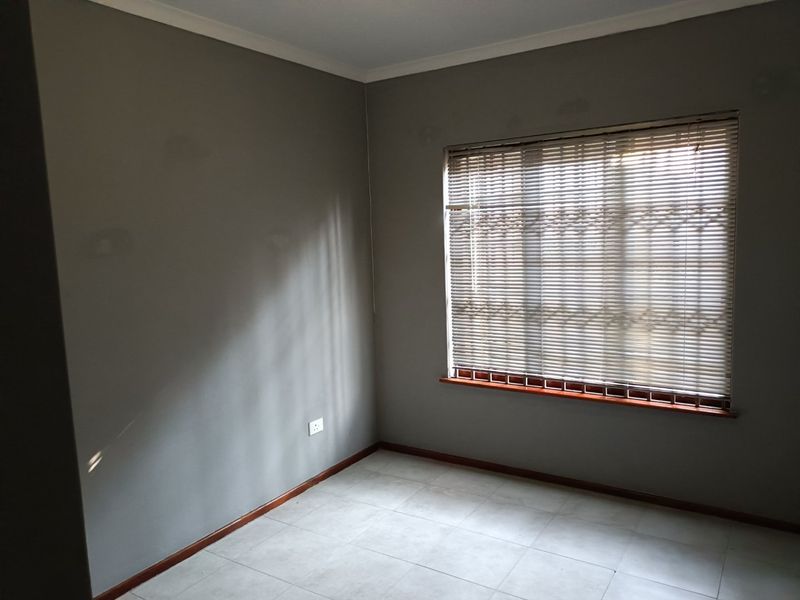 Spacious 3 bedroomed simplex for sale in Scottsville!  - Photo 10