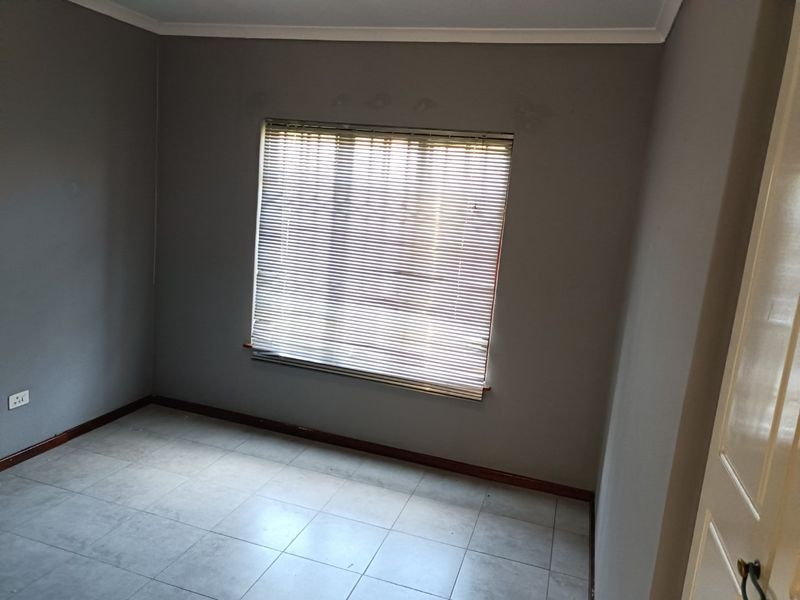 Spacious 3 bedroomed simplex for sale in Scottsville!  - Photo 9