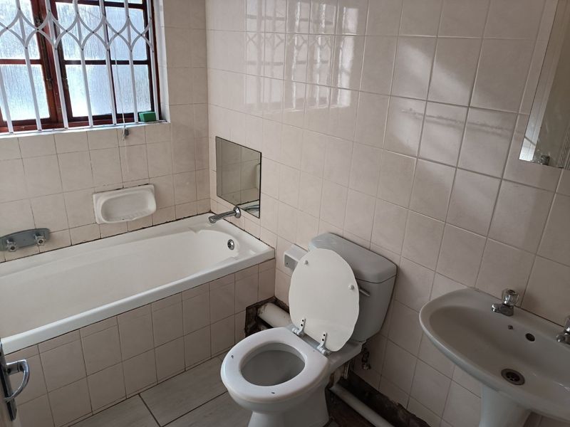 Spacious 3 bedroomed simplex for sale in Scottsville!  - Photo 8
