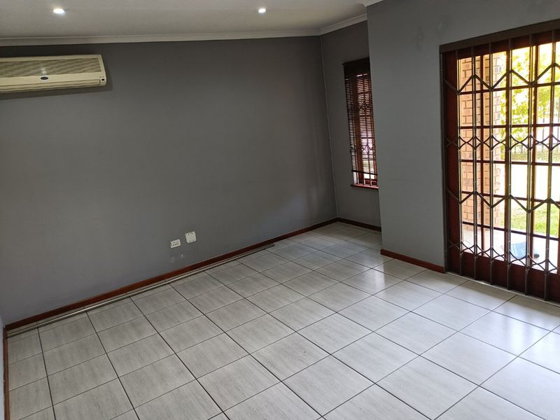 Spacious 3 bedroomed simplex for sale in Scottsville!  - Photo 7