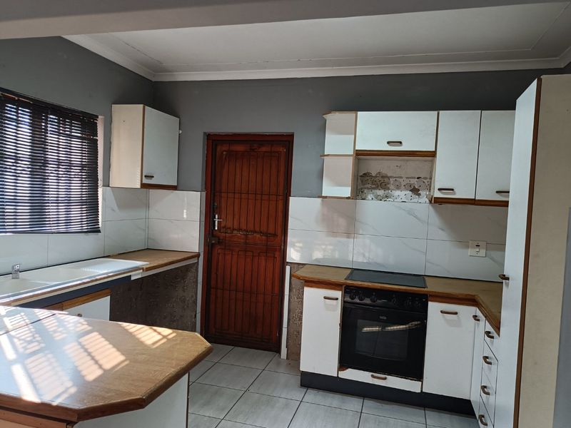 Spacious 3 bedroomed simplex for sale in Scottsville!  - Photo 5