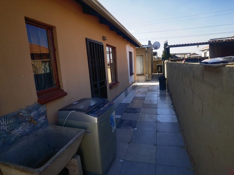 3 Bedroom House for Sale in Windmill Park - Photo 2