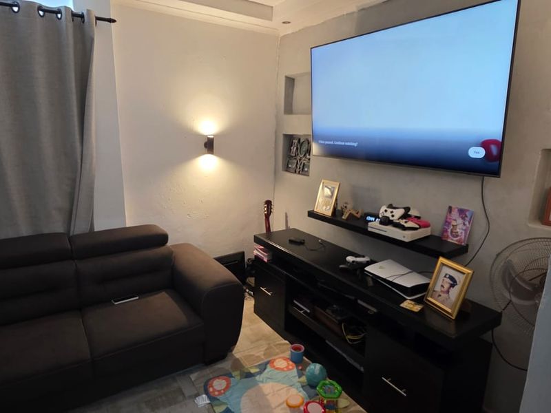 Stylishly Renovated 3-Bedroom Townhouse in a Sought-After Complex  - Photo 8