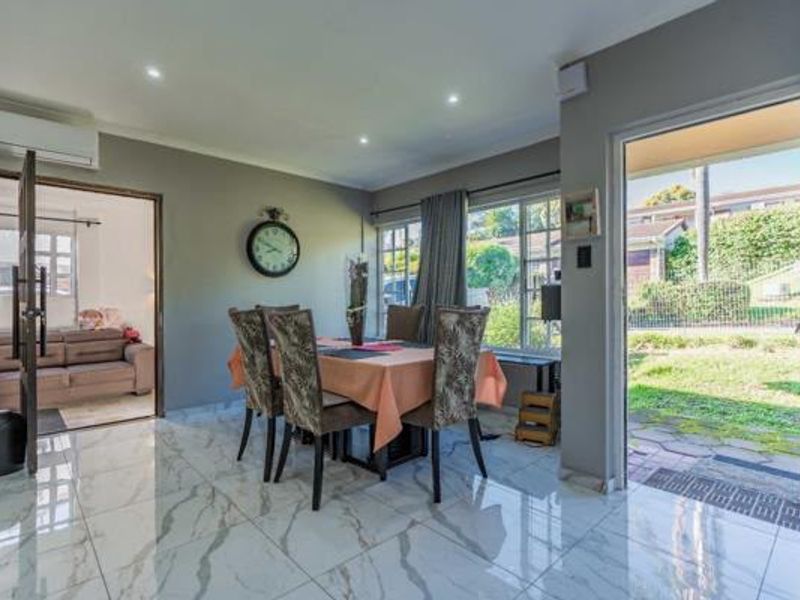 Stylishly Renovated 3-Bedroom Townhouse in a Sought-After Complex  - Photo 5