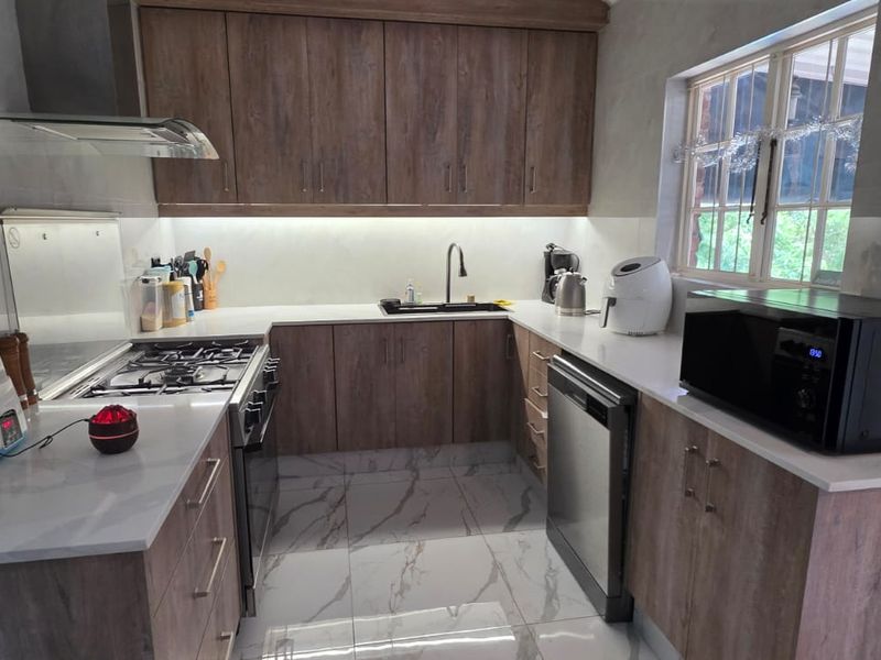 Stylishly Renovated 3-Bedroom Townhouse in a Sought-After Complex  - Photo 9