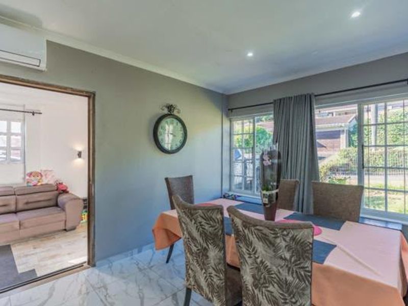 Stylishly Renovated 3-Bedroom Townhouse in a Sought-After Complex  - Photo 6