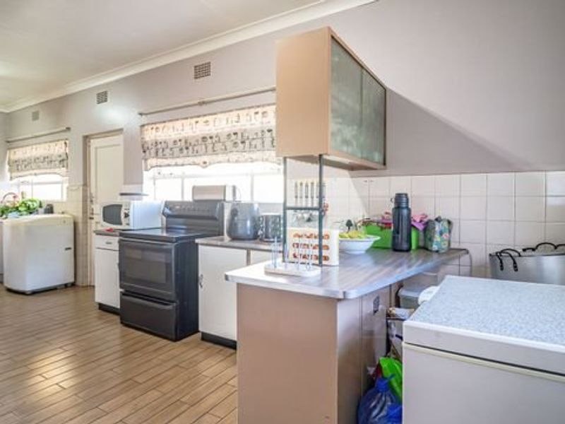 Spacious 4 Bedroom Family Home with Pool on a Large Stand! - Photo 10