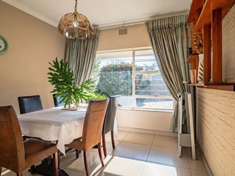Spacious 4 Bedroom Family Home with Pool on a Large Stand! - Photo 9