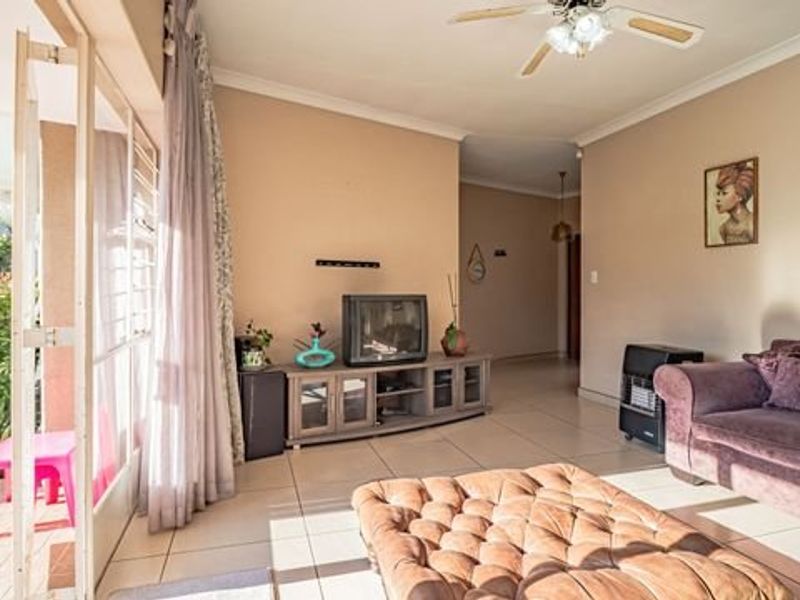 Spacious 4 Bedroom Family Home with Pool on a Large Stand! - Photo 8