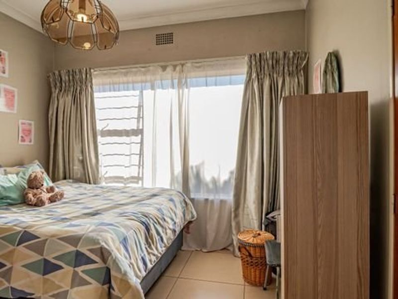 Spacious 4 Bedroom Family Home with Pool on a Large Stand! - Photo 6