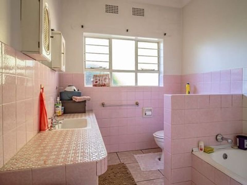 Spacious 4 Bedroom Family Home with Pool on a Large Stand! - Photo 3