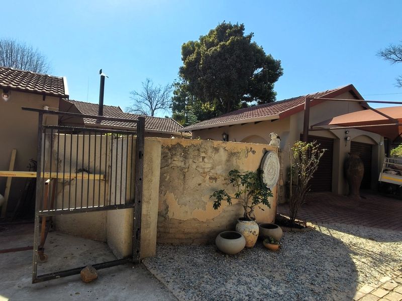 Charming Krugersdorp Home with Lush Garden and Pool - Photo 2