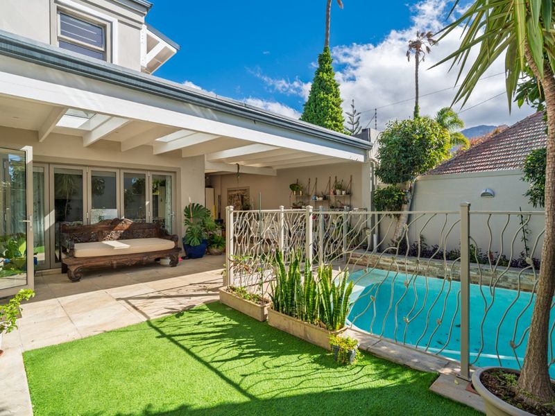 Secure, North-Facing Estate Home with Mountain Views - Photo 2