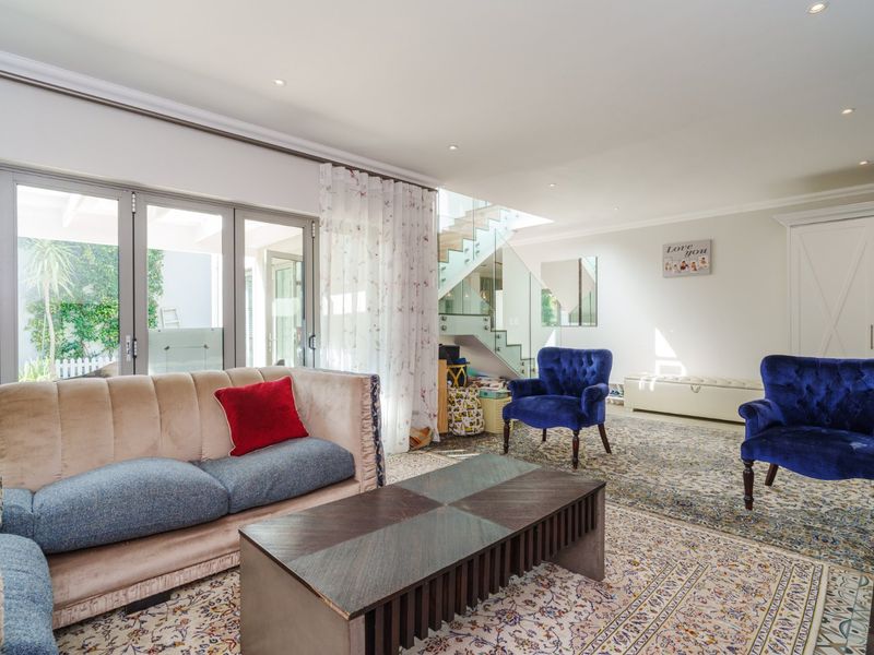 Secure, North-Facing Estate Home with Mountain Views - Photo 10