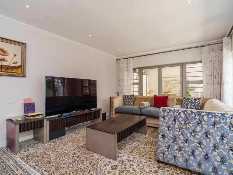 Secure, North-Facing Estate Home with Mountain Views - Photo 10