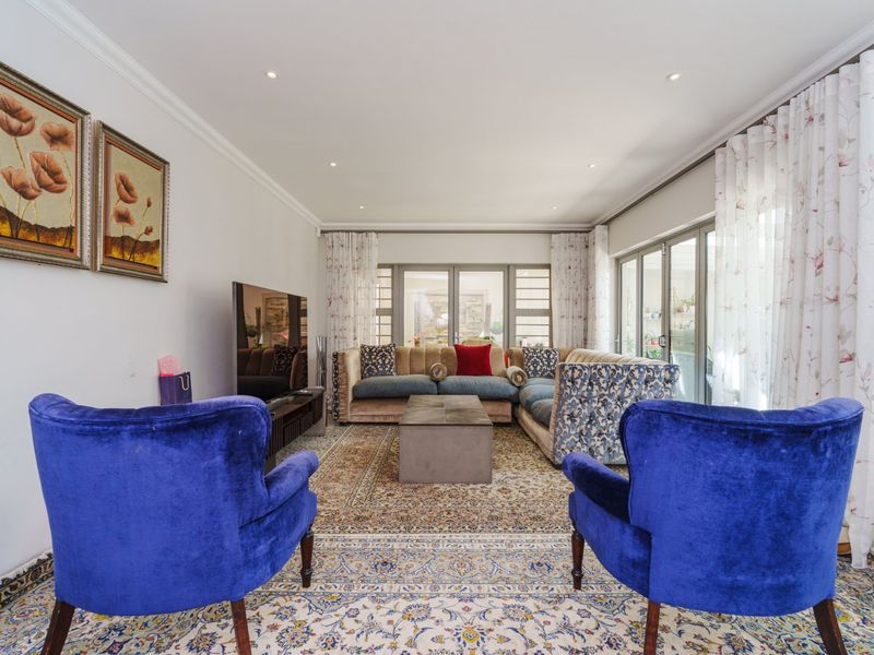 Secure, North-Facing Estate Home with Mountain Views - Photo 8
