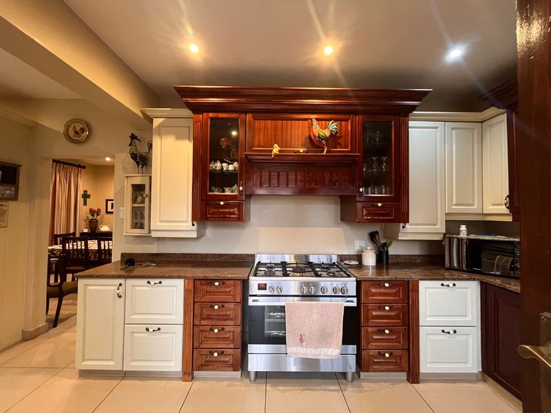 Established Bed & Breakfast and & Thriving Hospitality Business with 7 Luxury Guest Suites & Private 3-Bedroom Owner’s Residence  - Photo 5